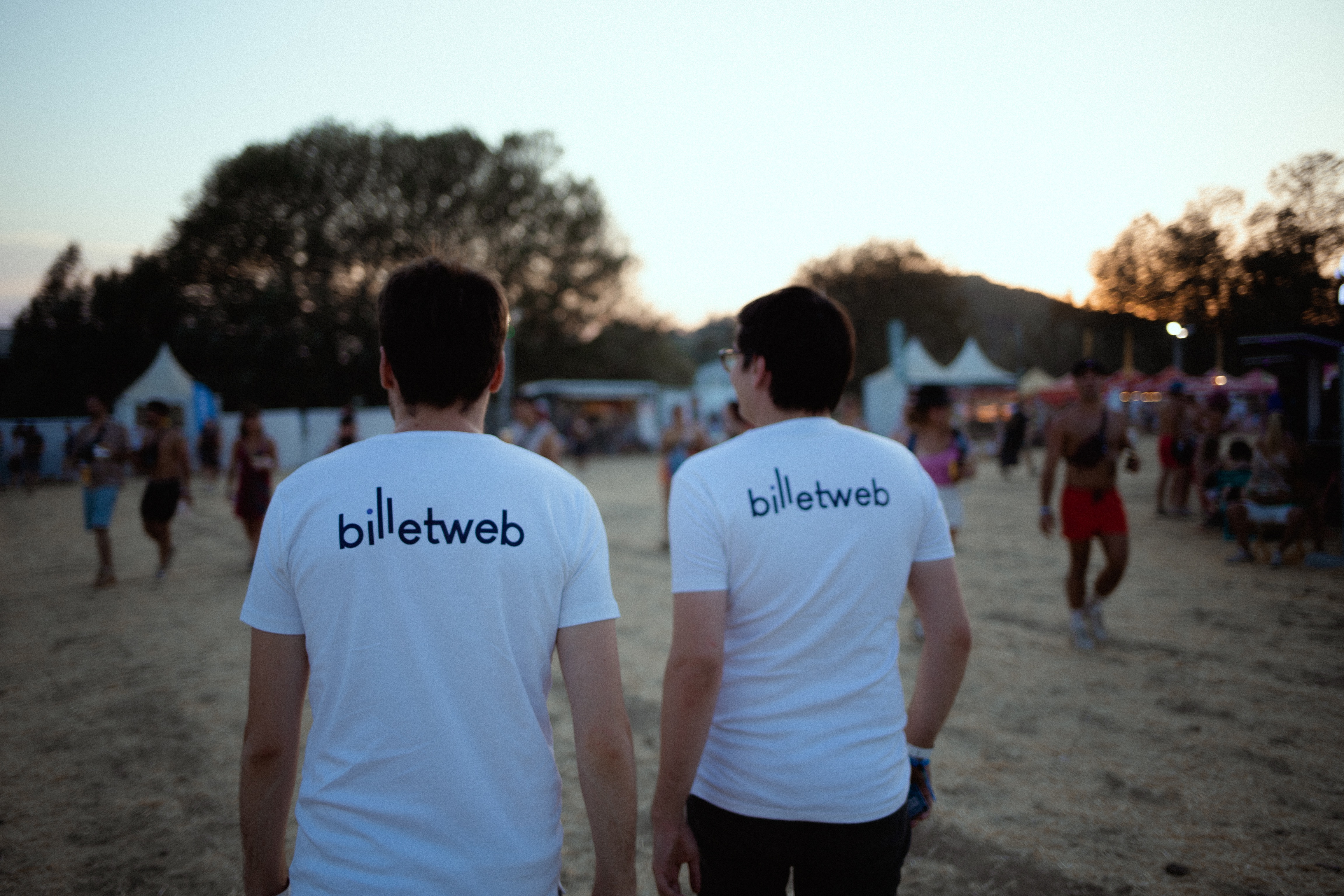 deux personnes de dos avec des t-shirt billetweb