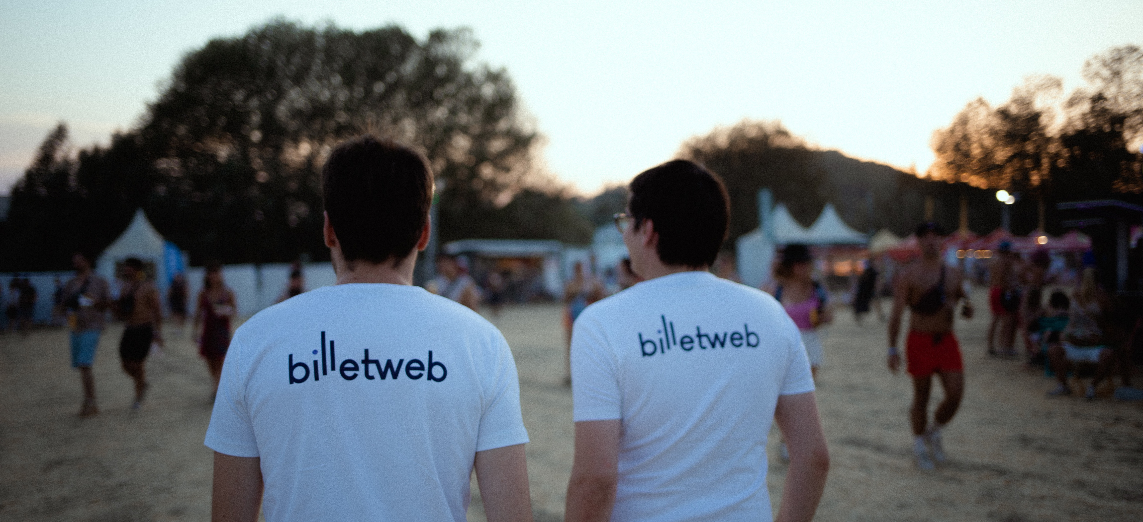 deux personnes de dos avec des t-shirt billetweb